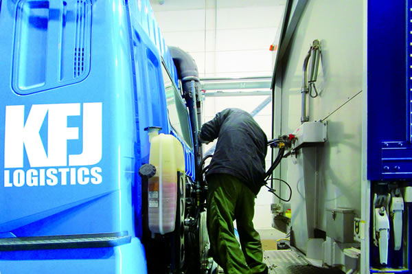 複数の自社整備士による点検作業⑤